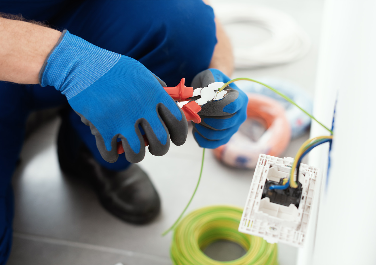 elektriker_2 https://abflussreinigung.co.at/wp-content/uploads/2023/04/elektriker_2.jpg